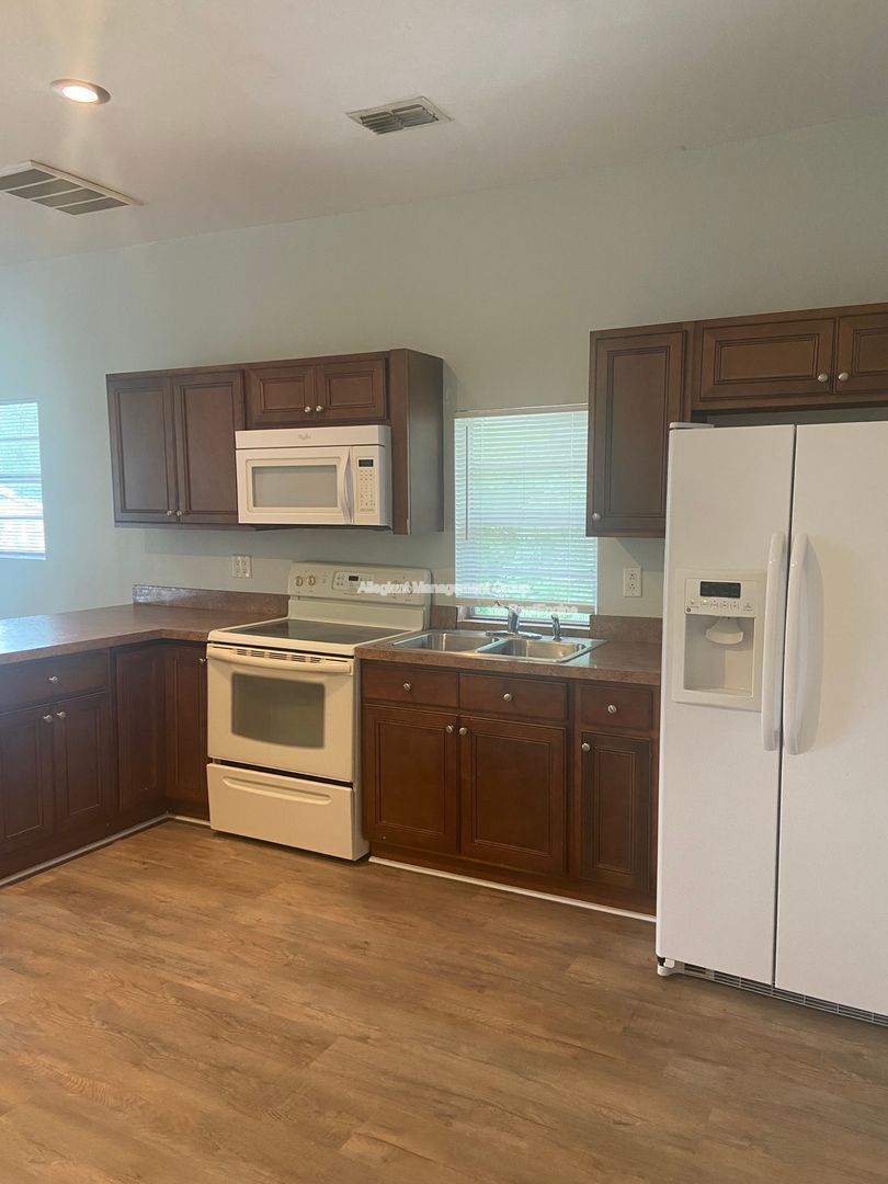 Available Now! 1/1 apartment conveniently located in Downtown Kissimmee property image