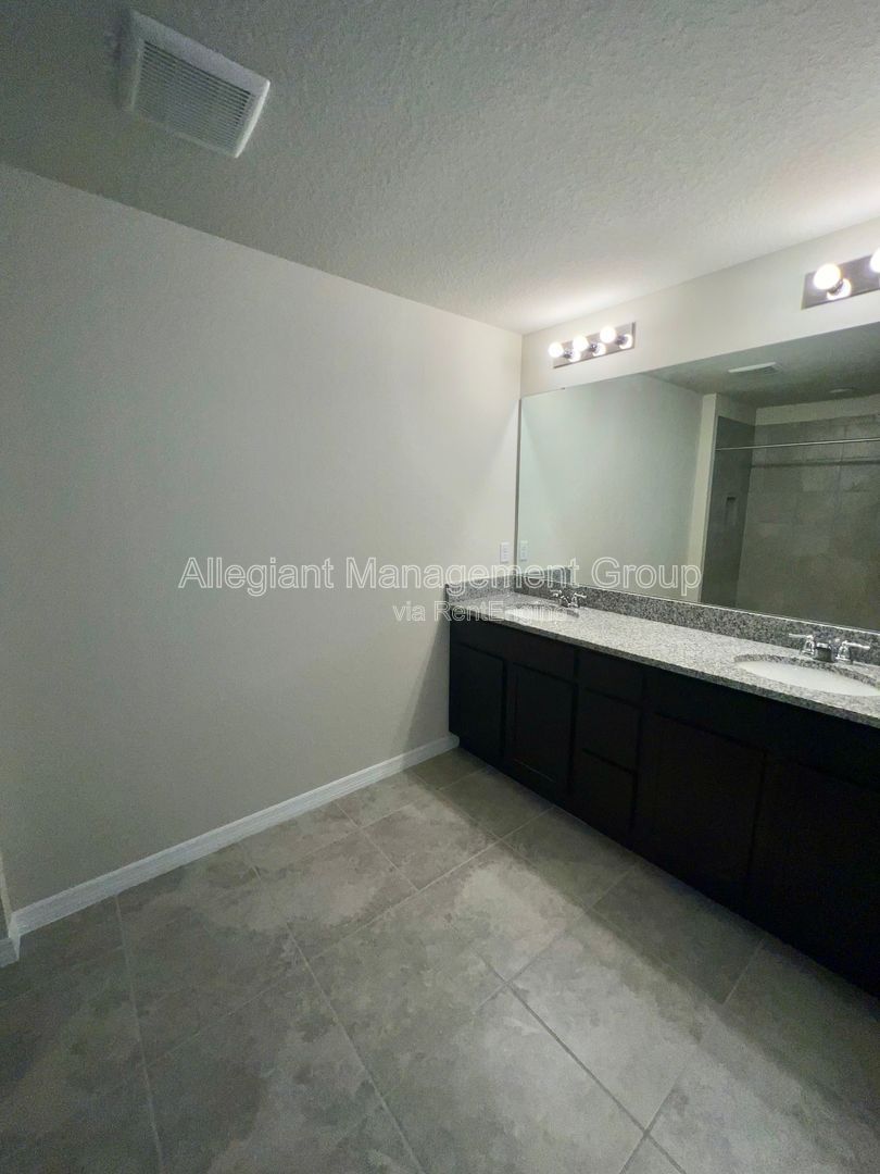 **AVAILABLE NOW** Three Bedroom Townhome for Rent in Kissimmee! property image