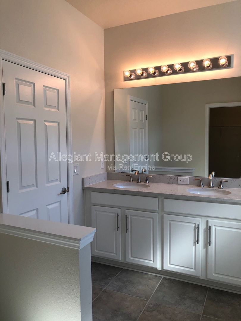 **AVAILABLE NOW** 3 bed/2 bath Home for Rent in Eagle Lake property image