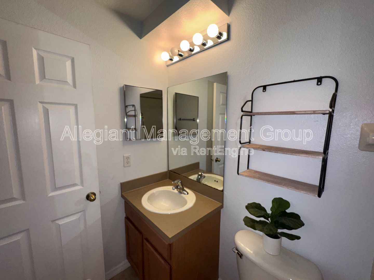 3 Bedroom 2.5 Bathroom Waterford Lakes Townhome For Rent! property image