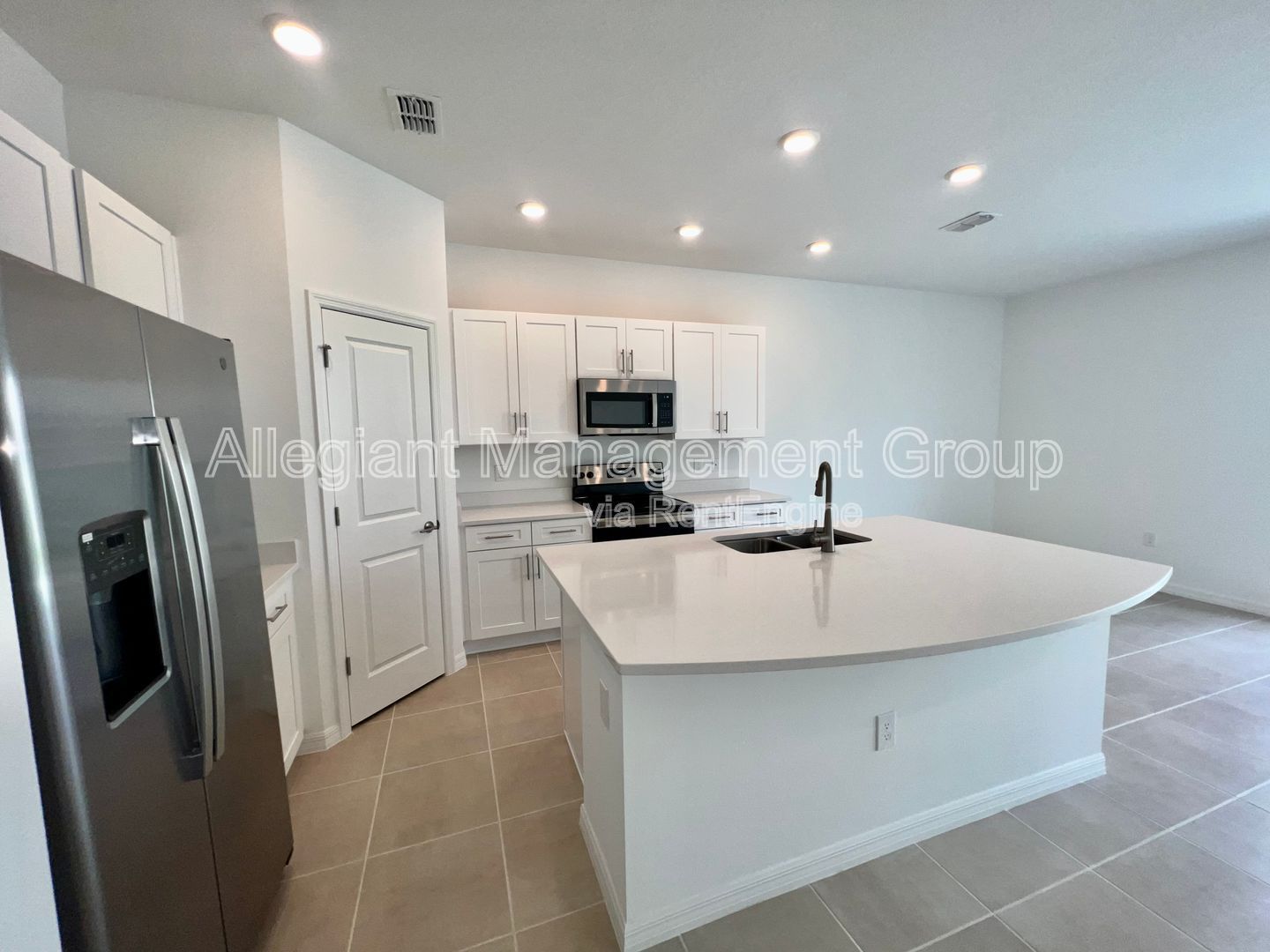 **AVAILABLE NOW** 3 Bedroom Townhome in Kissimmee For Rent! property image