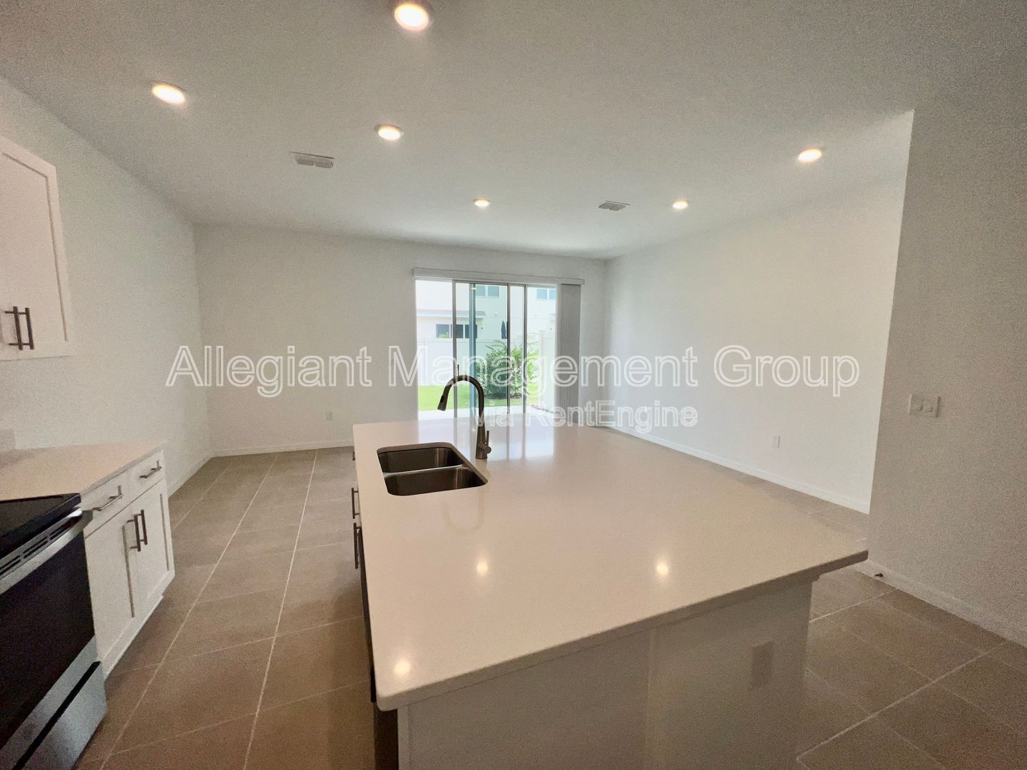 **AVAILABLE NOW** 3 Bedroom Townhome in Kissimmee For Rent! property image