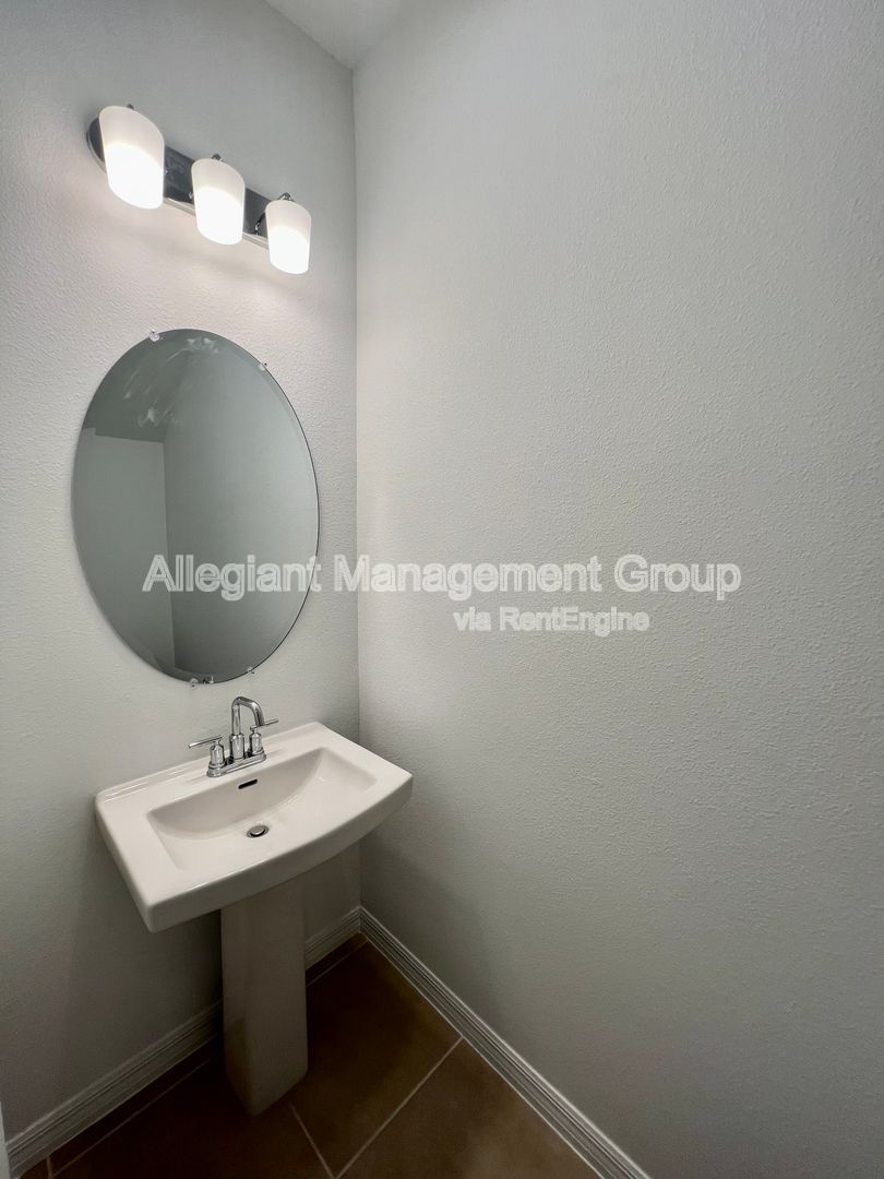 **AVAILABLE NOW** 3 Bedroom Townhome in Kissimmee For Rent! property image