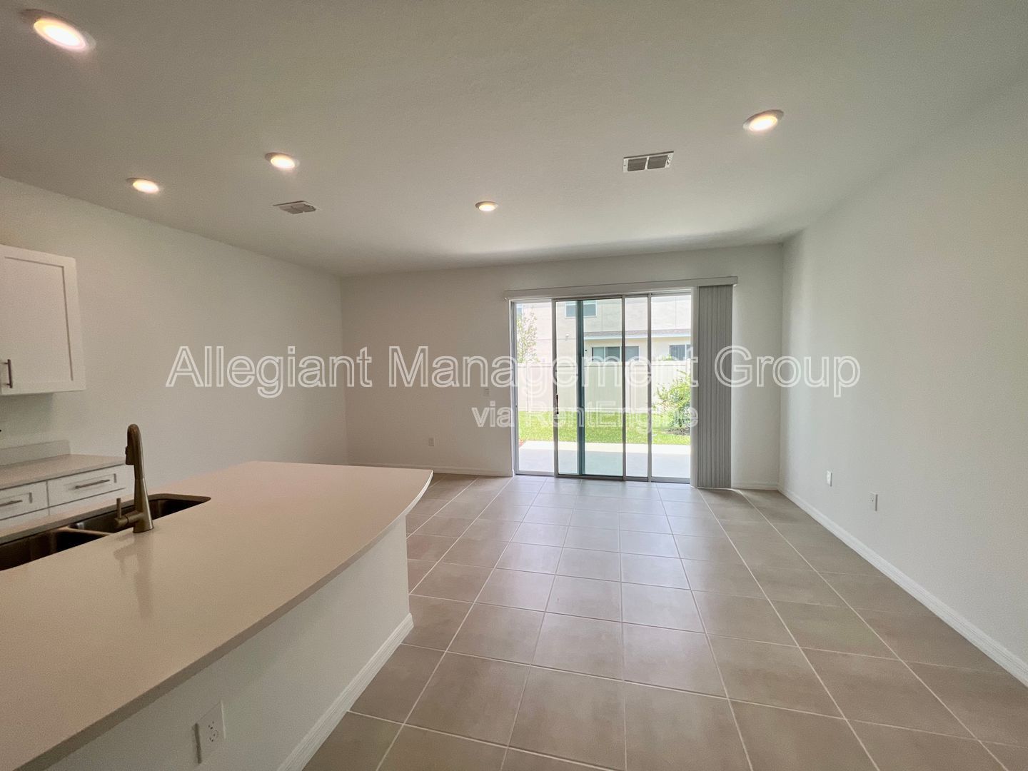 **AVAILABLE NOW** 3 Bedroom Townhome in Kissimmee For Rent! property image