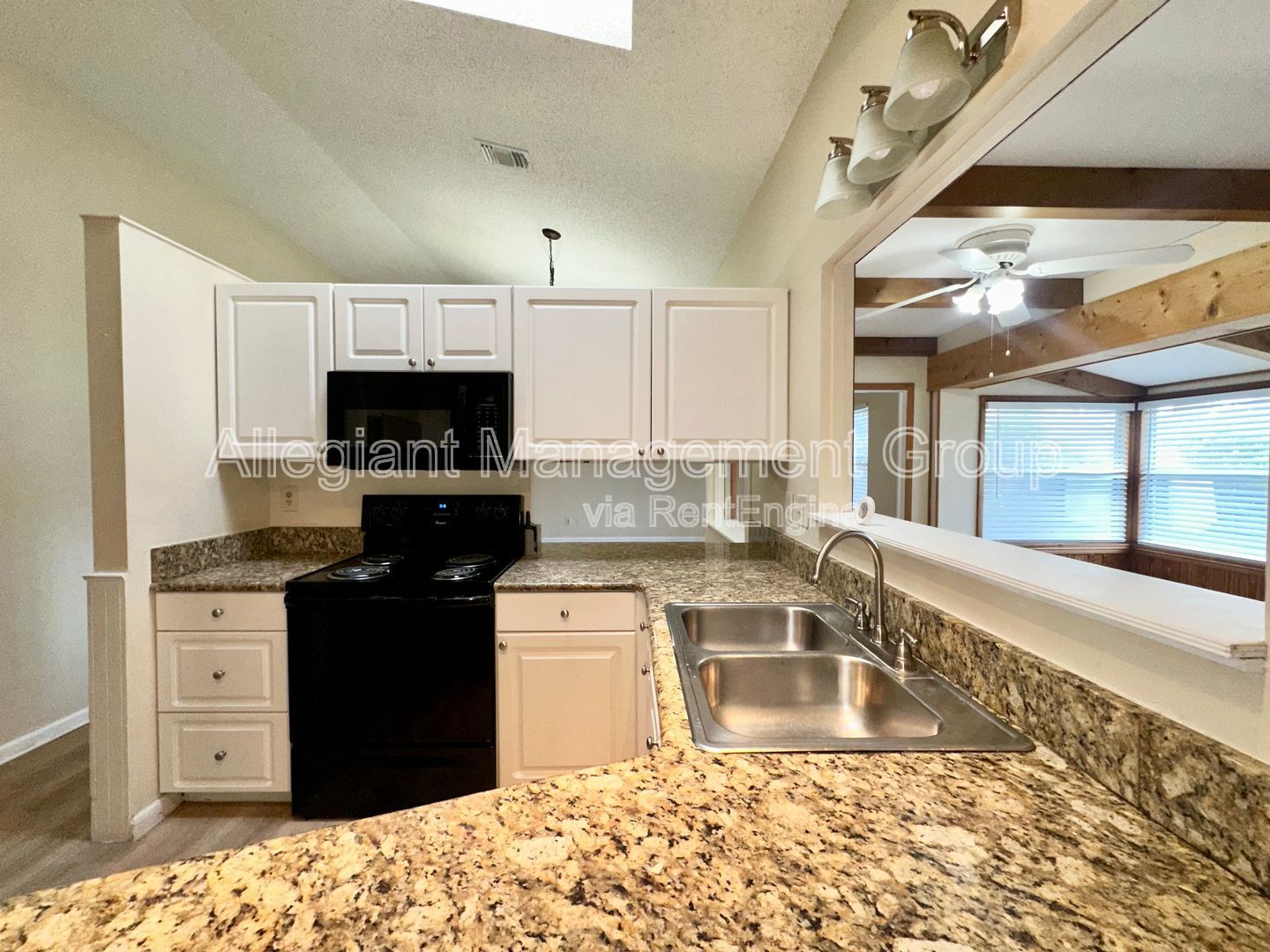 Available Now!! Lovely 3 bedroom 2 bath home available in Kissimmee property image