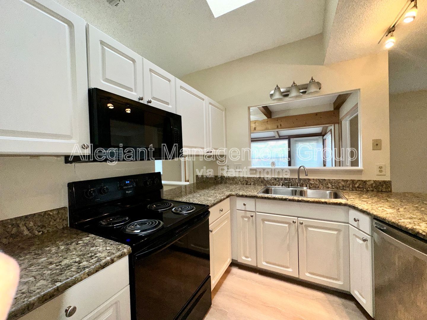 Available Now!! Lovely 3 bedroom 2 bath home available in Kissimmee property image