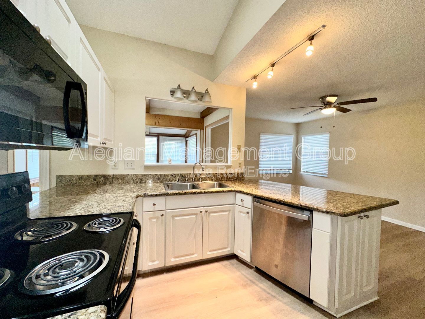 Available Now!! Lovely 3 bedroom 2 bath home available in Kissimmee property image