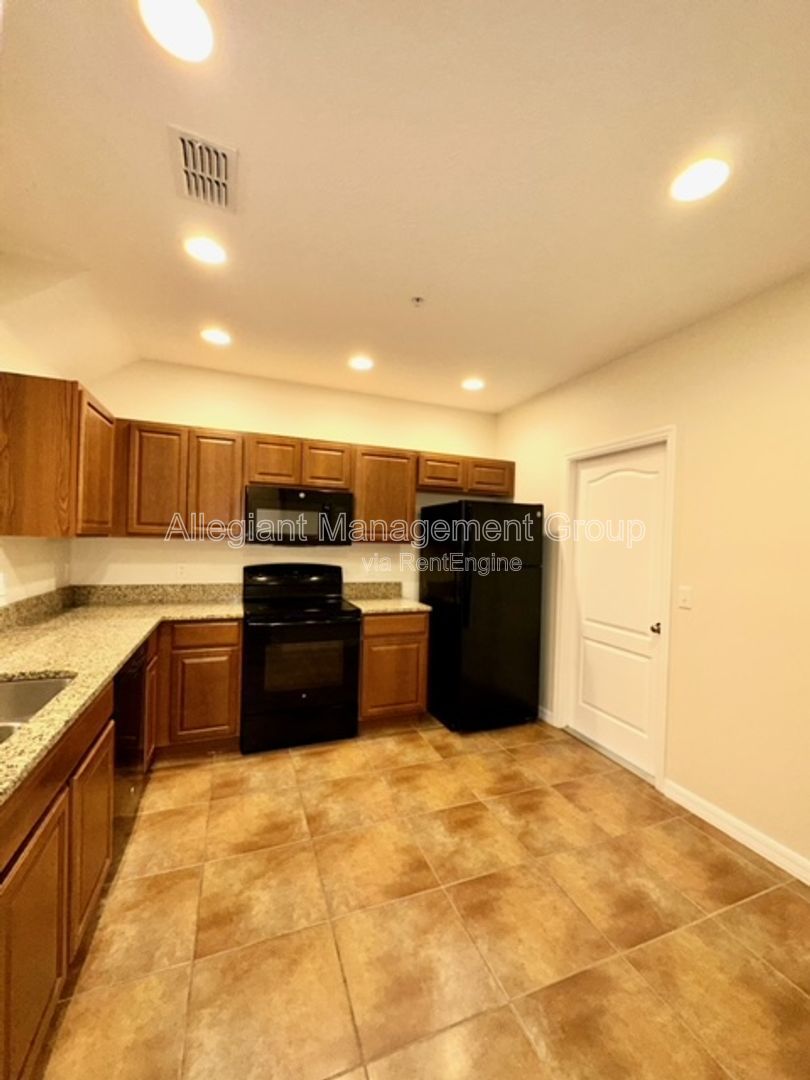 3 Bedroom 2.5 Bath Two Story Townhome For Rent In Ocoee! property image
