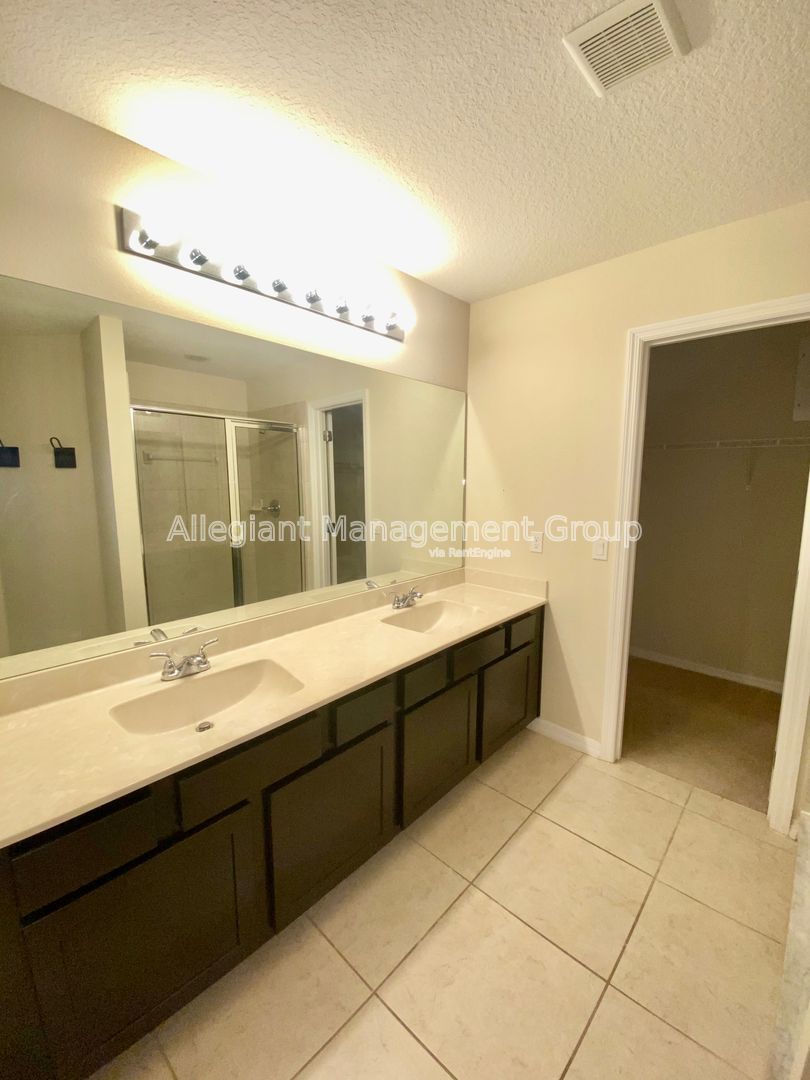 **COMING SOON** Three Bedroom Townhome for Rent in Saint Cloud **Gated Community** property image