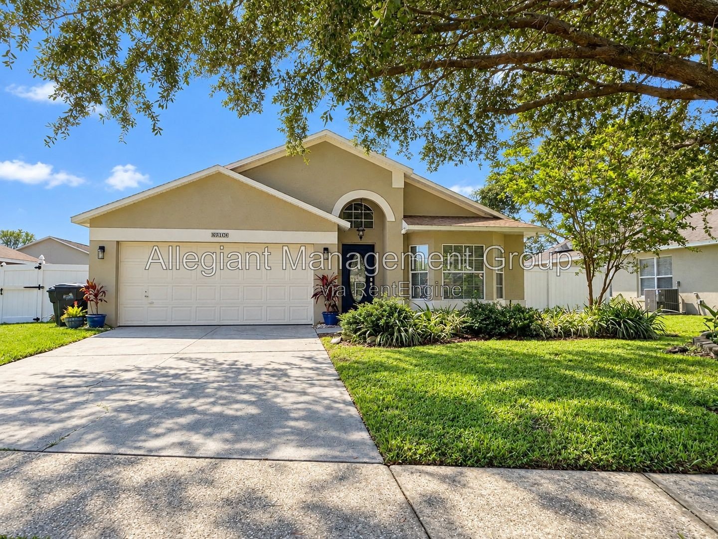 Orlando Home with 2-Car Garage & Spacious Driveway. property image