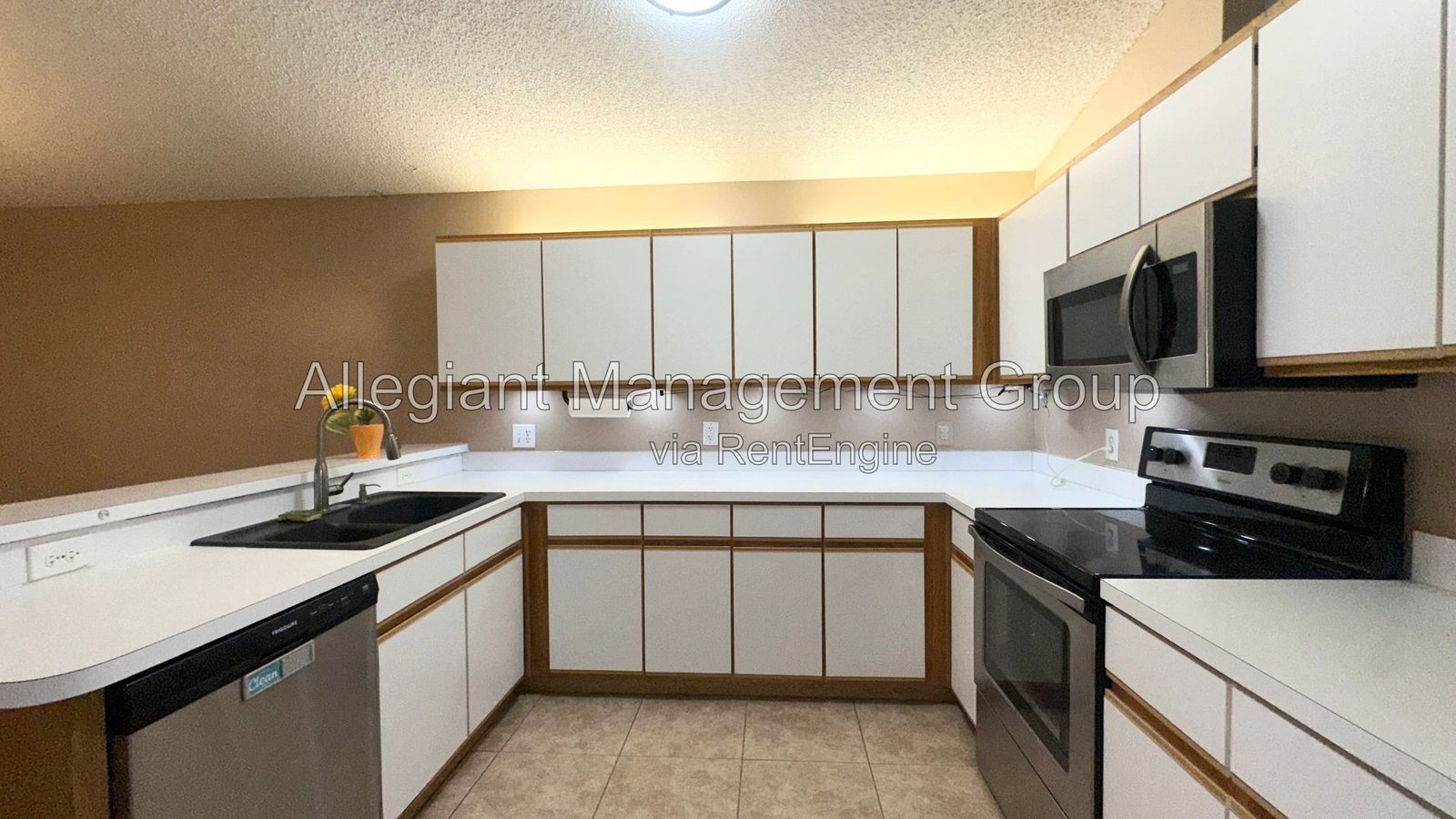 Orlando Home with 2-Car Garage & Spacious Driveway. property image
