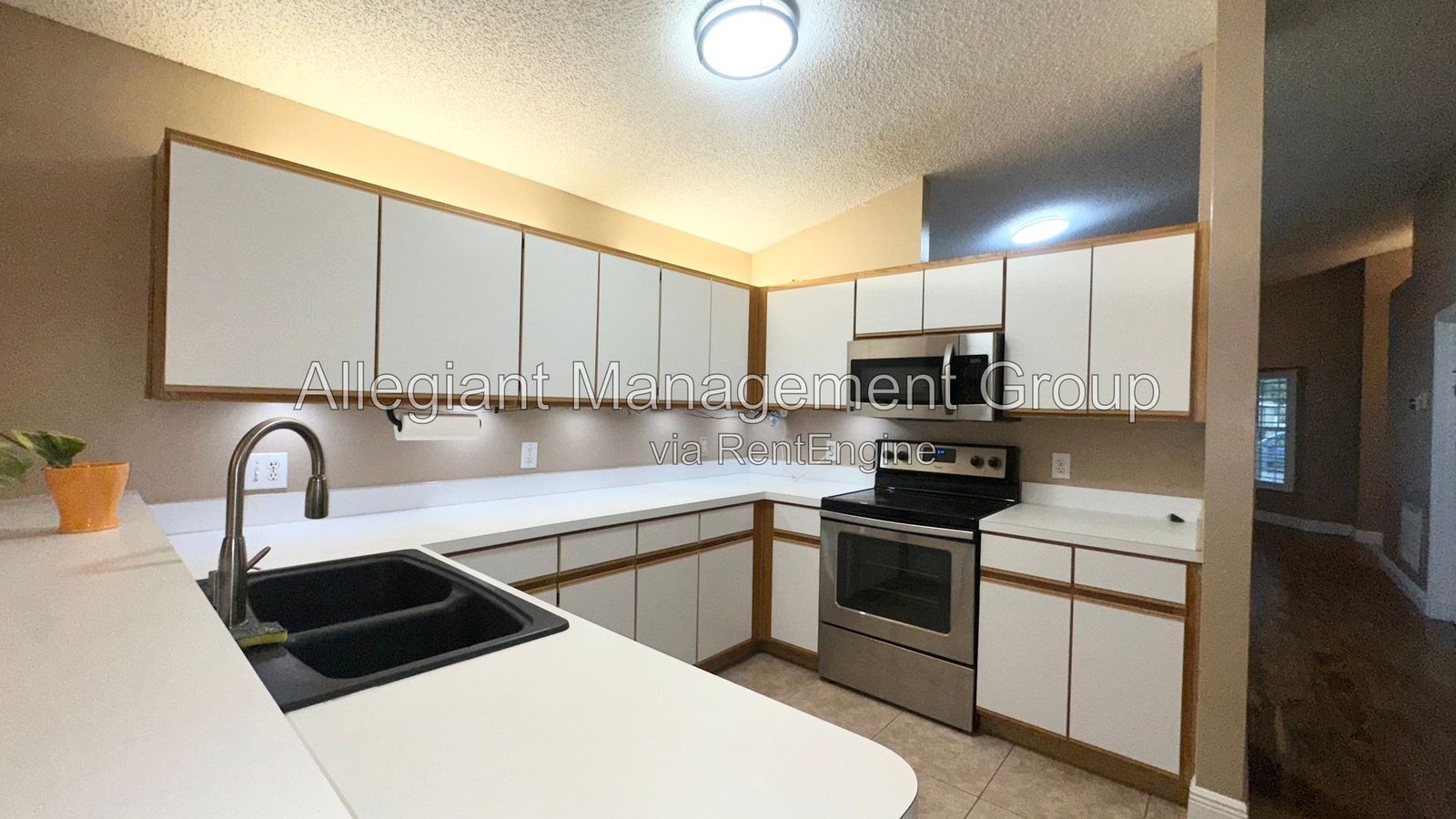 Orlando Home with 2-Car Garage & Spacious Driveway. property image
