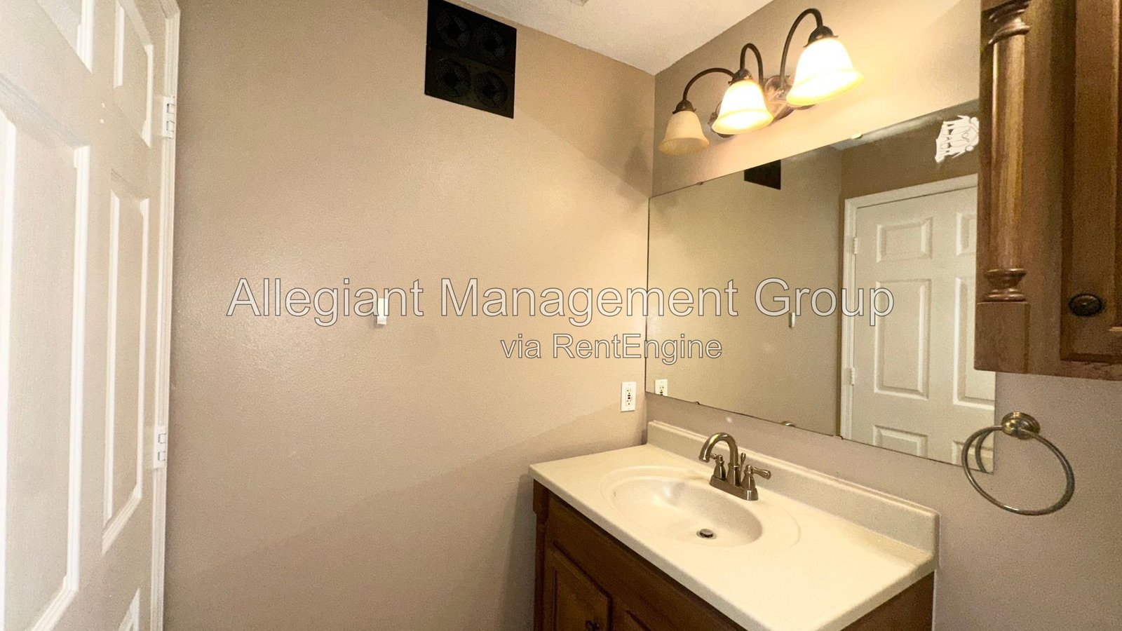 Orlando Home with 2-Car Garage & Spacious Driveway. property image
