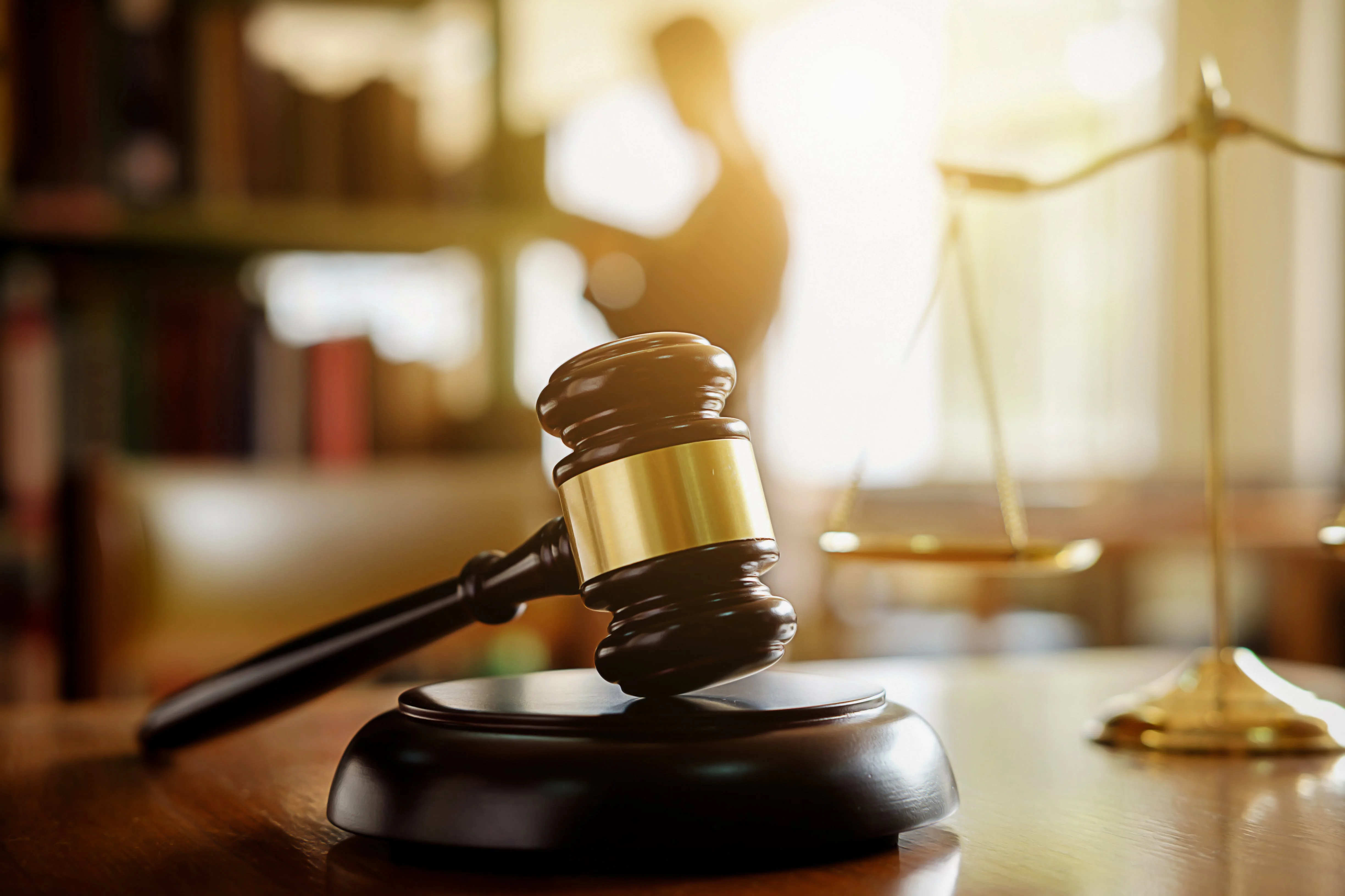 Close-up of gavel and justice scales symbolizing landlord-tenant legal support and property law in Florida.